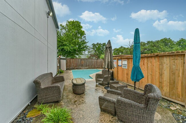 Foto del edificio - 5917 Fairdale Ln