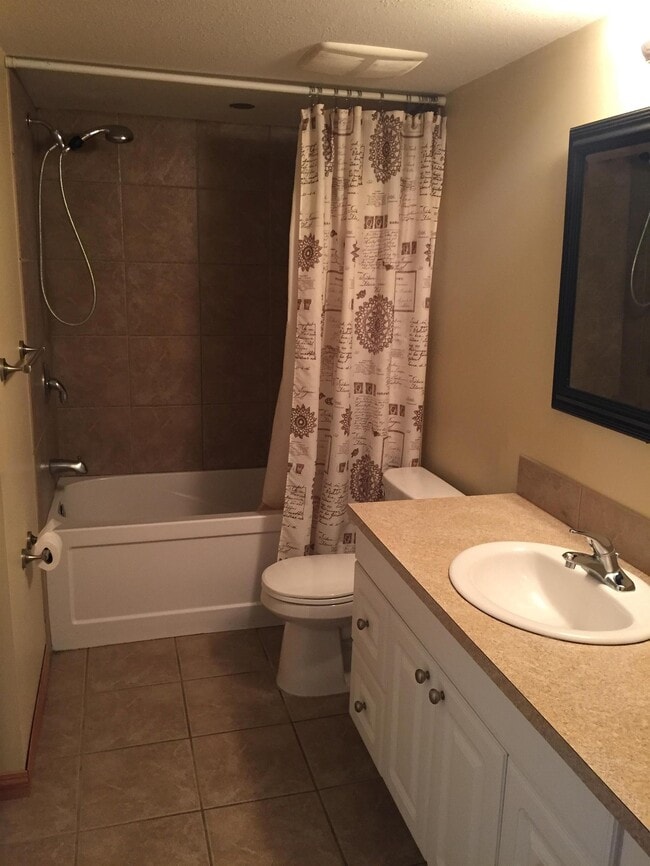 Building Photo - 2 Bed 1 Bath Unit in Olds, AB