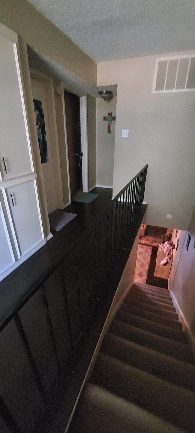Escaleras - 7608 Bridges Ave