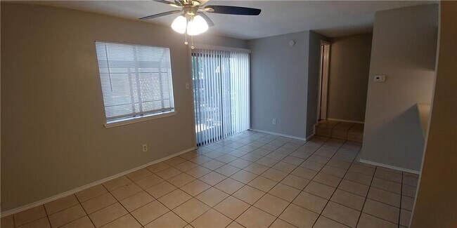 Foto del edificio - 5616 Emerald Forest Dr