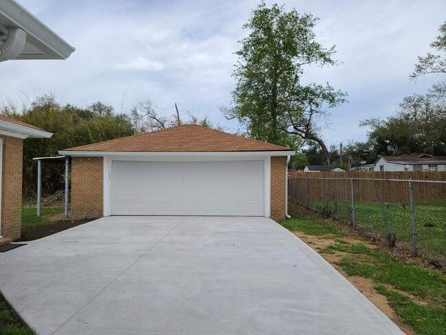 Building Photo - Adorable Cottage Rental