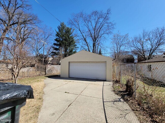 Building Photo - 3 br, 1.5 bath House - 16210 Cheyenne St