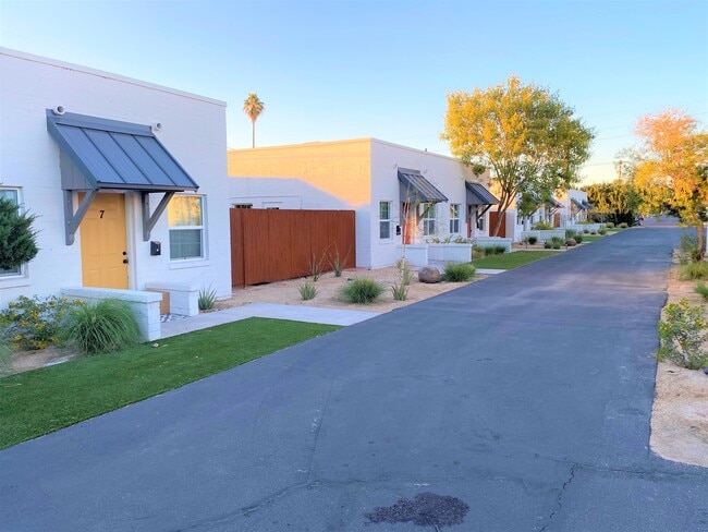 Building Photo - 1649 E Oak St