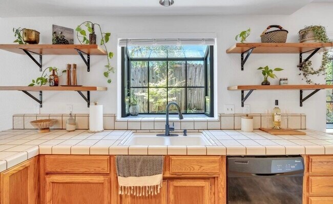 Foto del edificio - 22689 Cedar Pines Ave