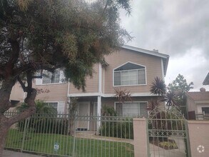 Building Photo - 4111 Poplar St