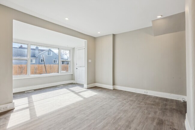 Photo du bâtiment - 1 Bed / 1 Bath Main Floor Unit – $1,499/mo...