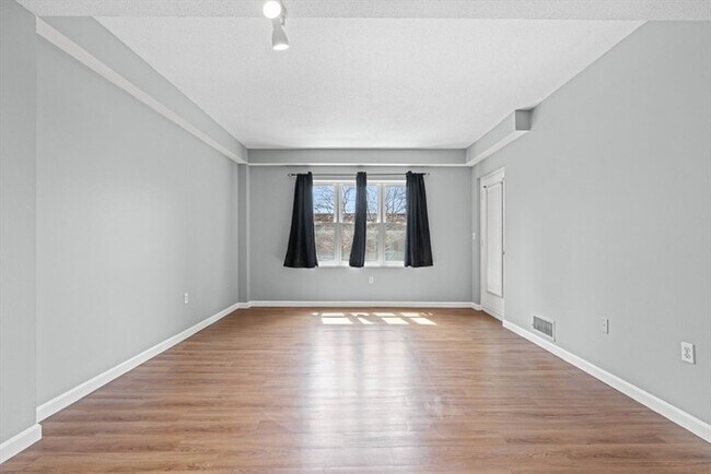 Foto del edificio - Updated 1BR Condo with Balcony, Garage Parking & Storage Near Commuter Rail