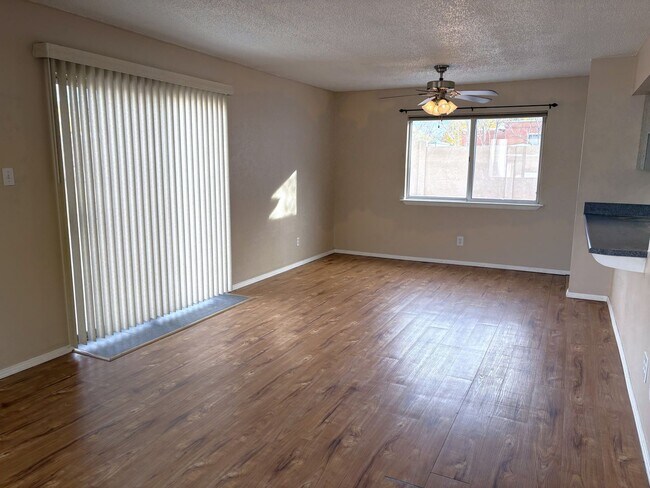 Foto del edificio - Beautiful 5 Bedroom NE Heights Home With B...