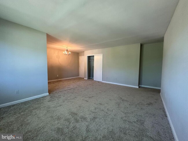 Building Photo - 9730 Glen Ave