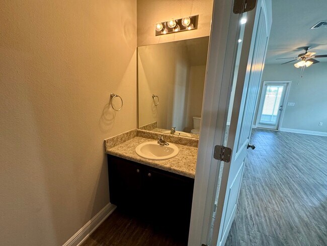Foto del edificio - 5736 Callaway Cir