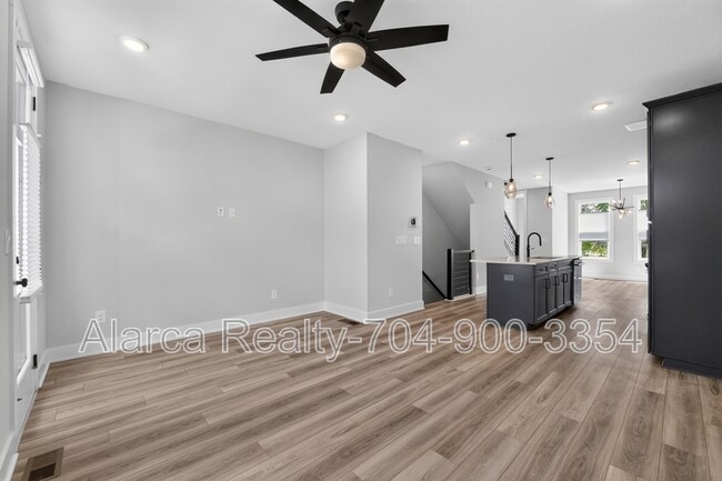 Building Photo - 5018 Tiny Ln