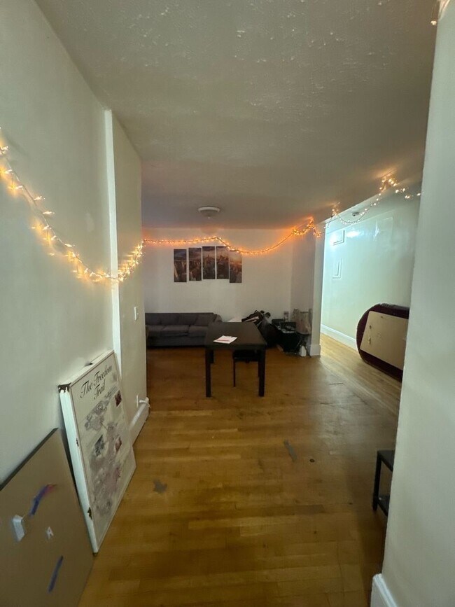 Foto del edificio - Avl NOW Huge 5BR/2BA w/renovated kitchen, ...