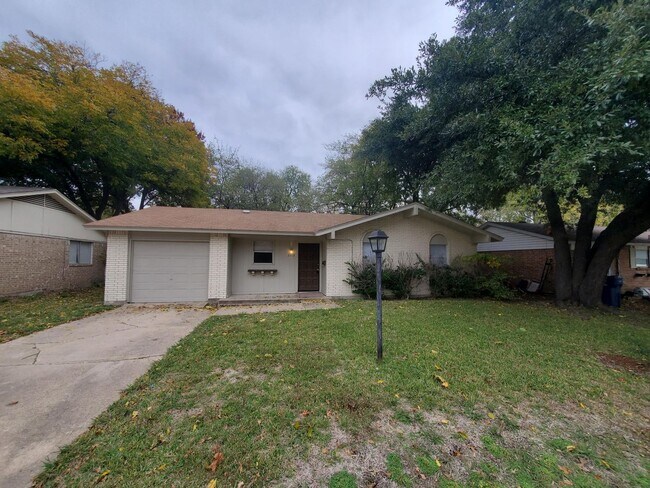 Building Photo - Move in ready Garland Home!
