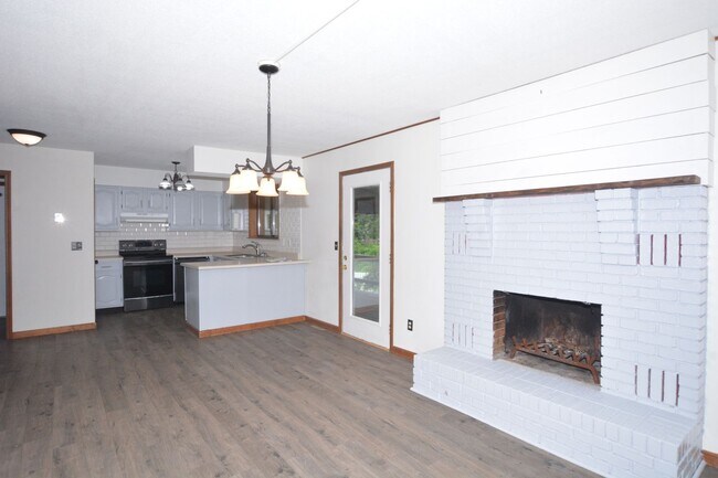 Foto del edificio - 5 Bed/3.5 Bath Single Family House For Rent