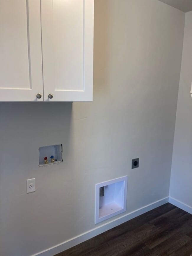 Building Photo - Like new construction near St. Charles!  W/S/G included!