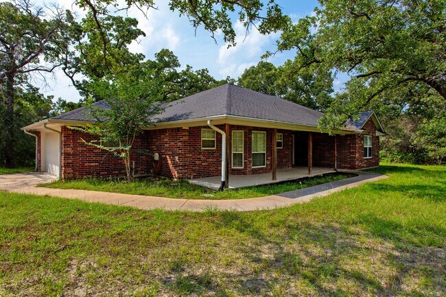 Building Photo - Rural location 2 bedroom 2 bath home