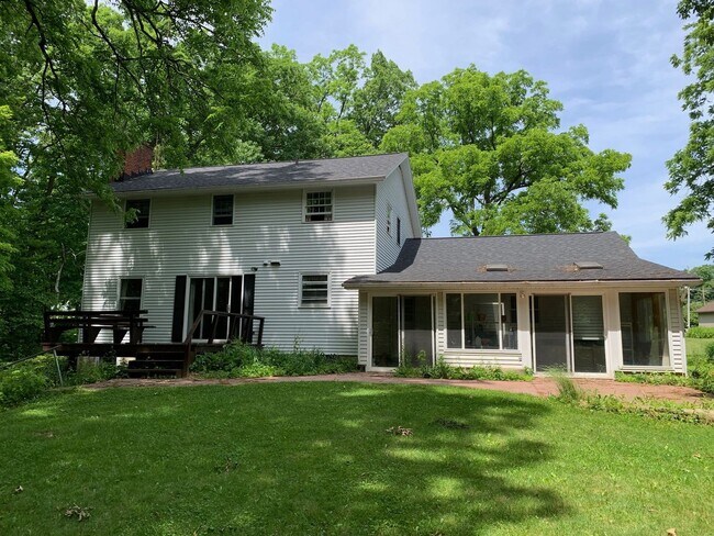 Foto del edificio - Four bedroom home on a wooded lot!
