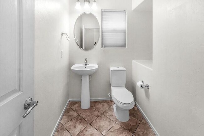 Building Photo - 2 Story-3 Bdrm, All Elecric- Energy Efficient/Vail Schools!