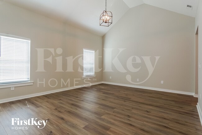 Building Photo - 350 S Pine Dr