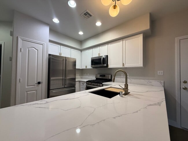 Building Photo - RENOVATED 4BD/2.5BA NEAR LONE MOUNTAIN