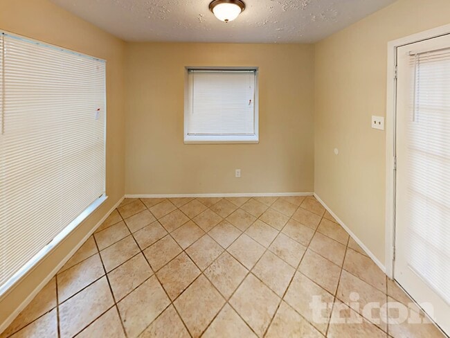 Building Photo - 11010 Maple Rock Dr