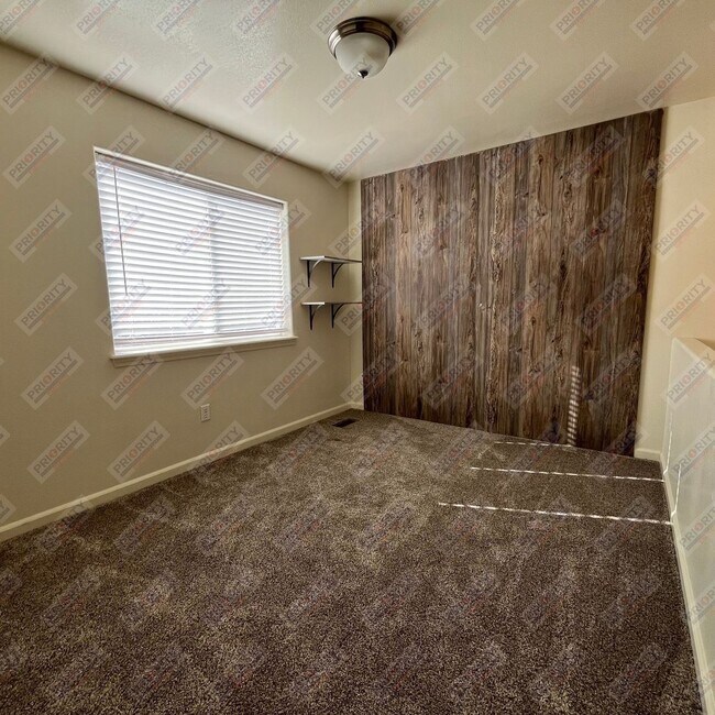 Foto del edificio - 2 garages?! You don’t want to miss this one!