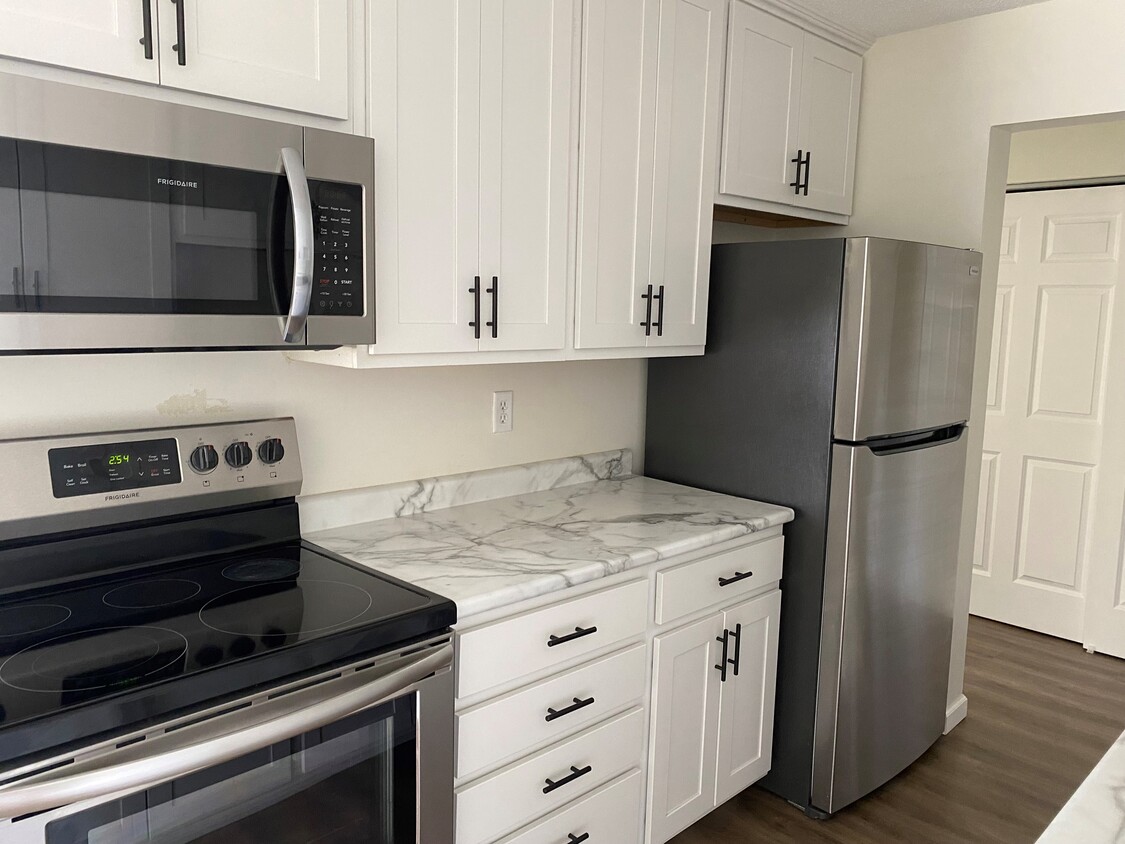 Fully Renovated 2 bd Kitchen - H2 Flats