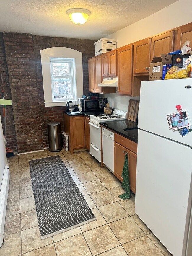 Building Photo - GIANT 3 Bed Available 9/1/26