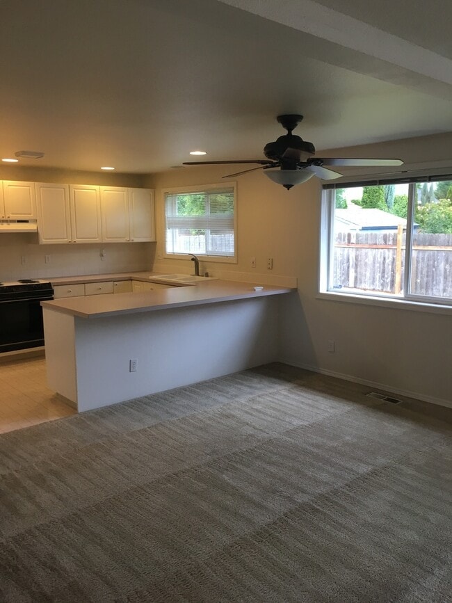 Building Photo - Spacious 3 BR Ranch on Quiet Cul-de-sac! V...