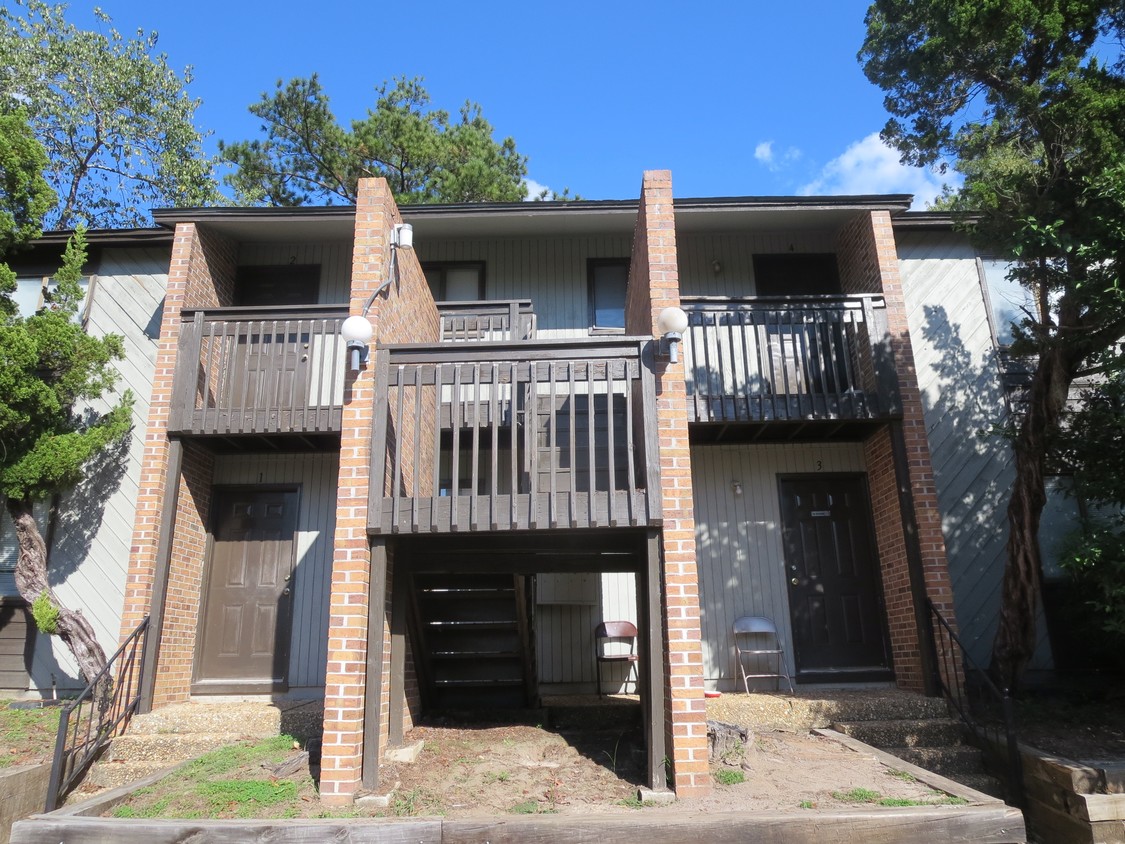 Primary Photo - 407-411 Pendleton Pl