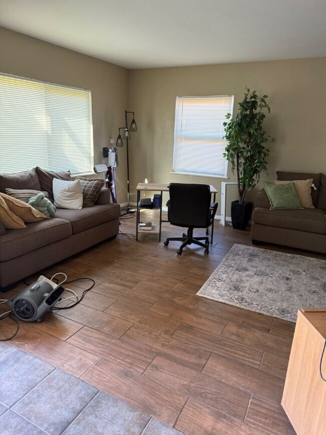 Foto del edificio - Don't miss out on this beautiful and spacious home!  Large back yard with detached workshop!