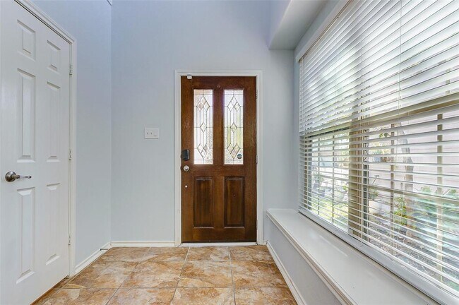 Foto del edificio - 6451 Calgary Woods Ln