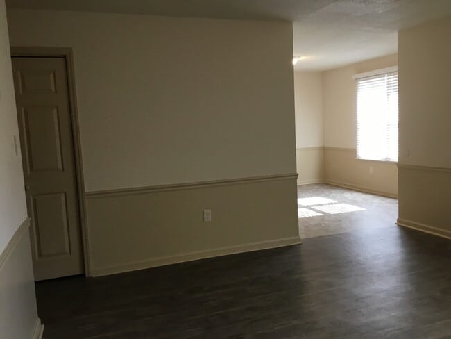 Building Photo - Newly Renovated - 2 Bedroom / 1 Bath Apartment