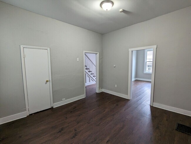 Building Photo - Large 3 Bedroom 1.5 Bathroom House (Marsha...