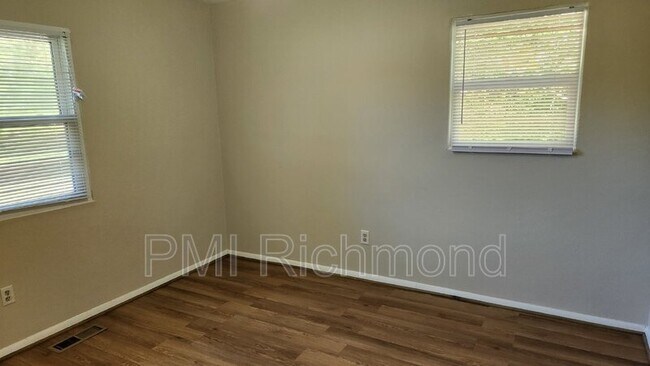Building Photo - 1492 River Rd W
