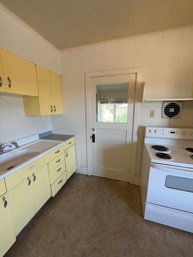 Building Photo - 7 Bedroom 3 Bath Home for Rent this Summer!