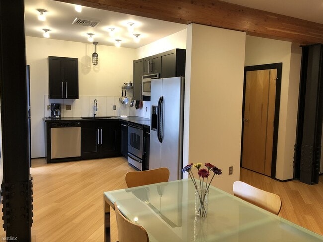 Building Photo - 2 br, 1 bath Corporate Suite - Brix2 3D