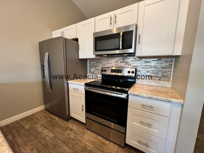 Foto del edificio - Remodeled Townhome