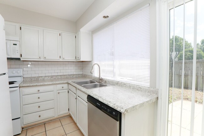Building Photo - Updated 3BR Townhouse in Prime VA Beach Lo...