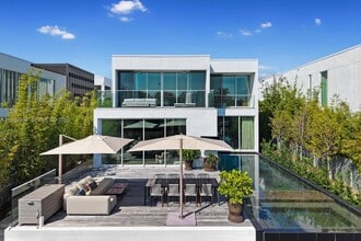 Building Photo - 1051 W 48th St