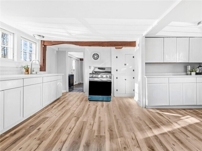 Building Photo - 1382 Hope St