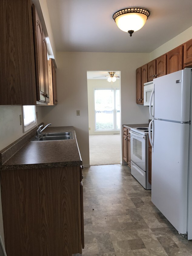 Cocina desde el área de comedor - 733 Rockwell Ave