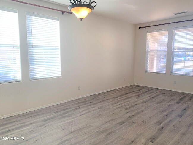 Foto del edificio - 1135 W Caroline Ln