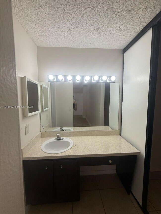 Foto del edificio - 3439 Cocoplum Cir
