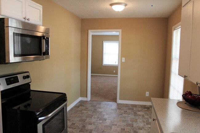 Building Photo - Updated 3 bed / 2 bath house With Exceptio...
