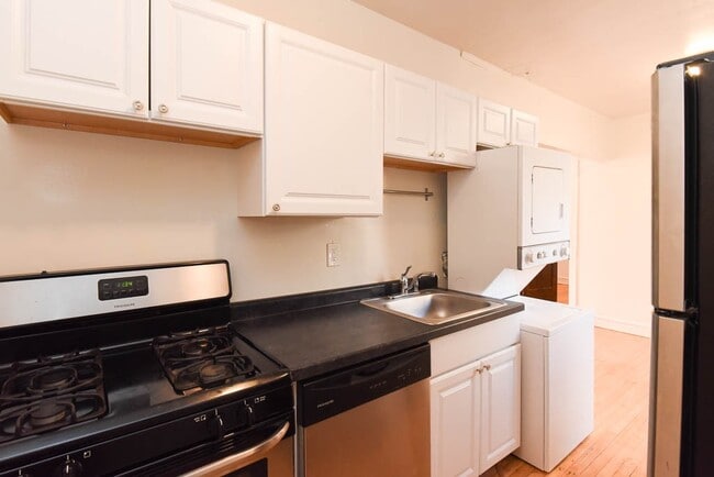 Building Photo - 1421 W Hutchinson St