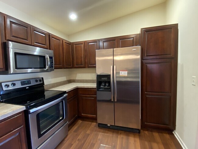 Building Photo - 5640 Irish Way, Unit 211