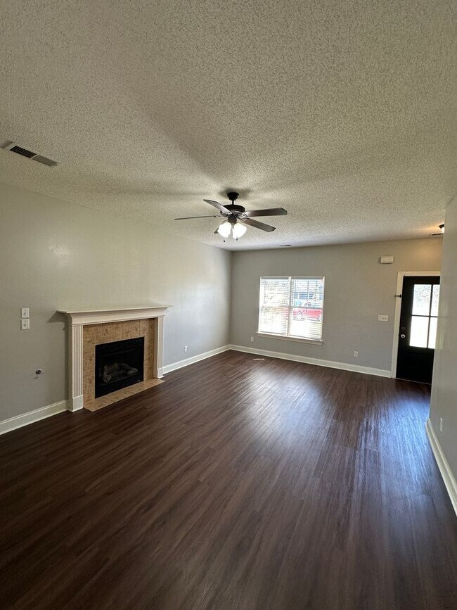 Building Photo - 4 BR/ 2.5 BA in Exclusive Snowden Grove!