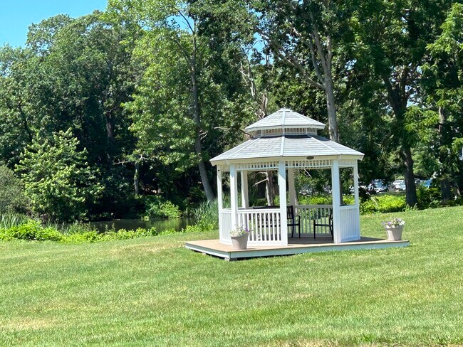 Foto del edificio - 8 Beals Cove Rd