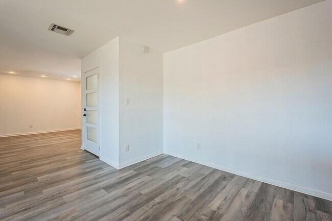 Building Photo - Ready to Move In - Two Bedrooms/2 Baths/2 ...